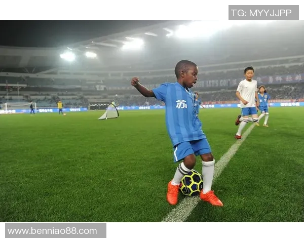 穿上足球明星同款长裤体验赛场风范与时尚魅力的完美结合 穿上足球明星同款长裤体验赛场风范与时尚魅力的完美结合