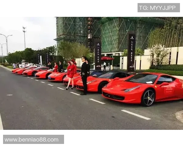 外国足球明星驾驶豪车巡游城市展现风采与魅力 外国足球明星驾驶豪车巡游城市展现风采与魅力